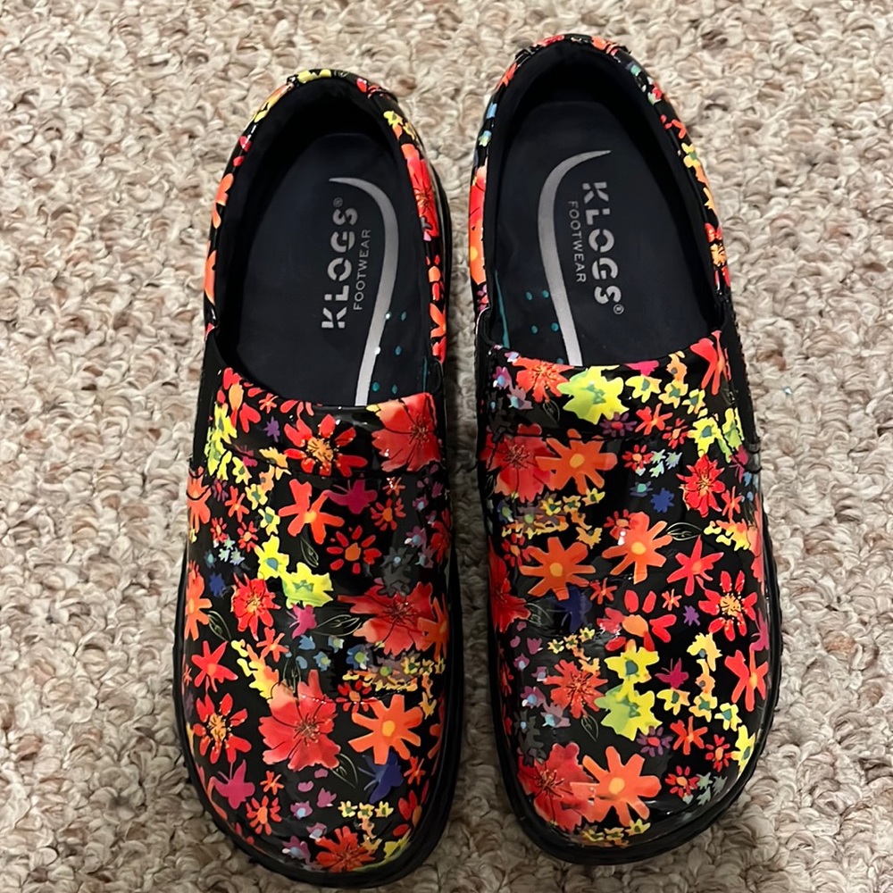 Never Worn - Daisy pattern leather Klogs